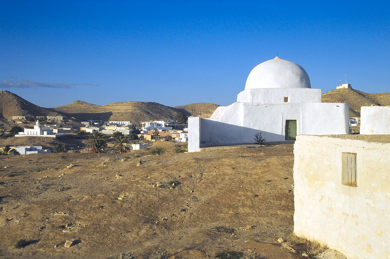 tun_j6-08 000.jpg - Ksar Ghilane-Matmata, décembre 2004 - janvier 2005, 6ème étape l'ancienne ville de Matmata au coucher du soleil Henri Pillet Ektachrome 100 G